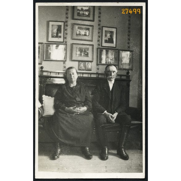 Idős pár fotókkal, Á. Tóth Sándor és Á. Tóth Sándorné, szül. Szilágyi Rebeka, Hajdúszoboszló, bajusz, csizma, 1928, Eredeti fotó, papírkép.   