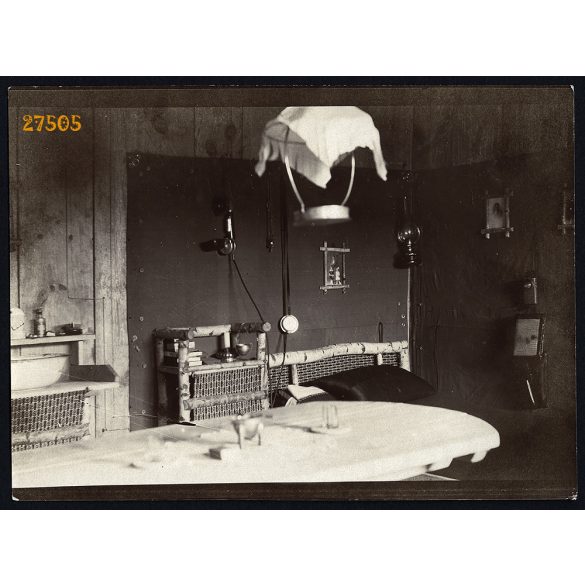 Magyar tiszti szállás telefonnal, fotókkal, katona, 1. világháború, Oroszország, 1910-es évek, Eredeti fotó, papírkép. 