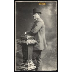   Mindszenty műterem, Pozsony, Felvidék, elegáns úr kalapban, portré, 1900-as évek, Eredeti nagyméretű (!) kabinetfotó, alja vágott.   