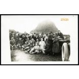 Úri társaság, vadászok, katonatiszt, egyenruhában, gépkocsi, ital, puska, fegyver, 1920-as évek, Eredeti fotó, papírkép.