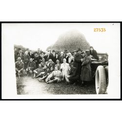   Úri társaság, vadászok, katonatiszt, egyenruhában, gépkocsi, ital, puska, fegyver, 1920-as évek, Eredeti fotó, papírkép.