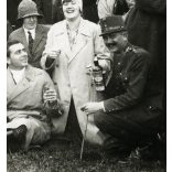 Úri társaság, vadászok, katonatiszt, egyenruhában, gépkocsi, ital, puska, fegyver, 1920-as évek, Eredeti fotó, papírkép.