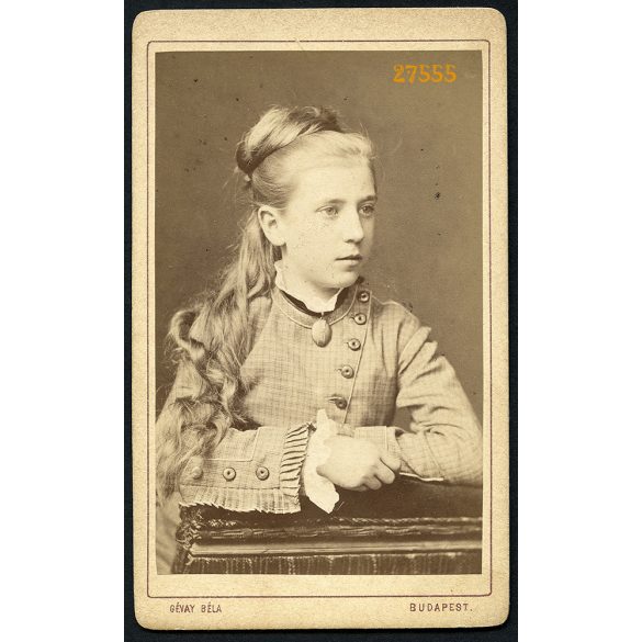 Gévay műterem, Budapest,  'Hochbauer Iréne 12 évés' elegáns lány portréja, 1870-es évek, Eredeti CDV, hátoldalán feliratozott vizitkártya fotó.  
