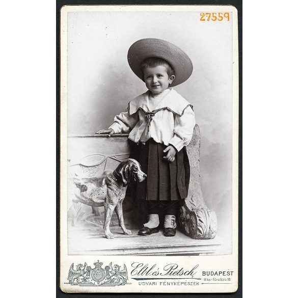 Elbl és Pietsch műterem, Budapest, kislány padon, játék kutyával, kalapban, 1890-es évek, Eredeti CDV, vizitkártya fotó.  