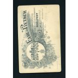 Elbl és Pietsch műterem, Budapest, kislány padon, játék kutyával, kalapban, 1890-es évek, Eredeti CDV, vizitkártya fotó.  