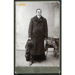   Mysz műterem, , Nagyszeben (Hermannstadt), Erdély, férfi keménykalappal, télikabátban, portré, 1900-as évek, Eredeti CDV, vizitkártya fotó.
