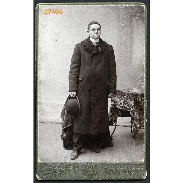 Mysz műterem, , Nagyszeben (Hermannstadt), Erdély, férfi keménykalappal, télikabátban, portré, 1900-as évek, Eredeti CDV, vizitkártya fotó.
