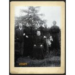 Úri társaság az udvaron, katonatiszt karddal, egyenruha, 1890-es évek, Eredeti kabinetfotó.  