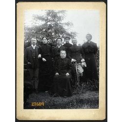   Úri társaság az udvaron, katonatiszt karddal, egyenruha, 1890-es évek, Eredeti kabinetfotó.  