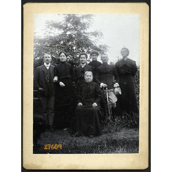 Úri társaság az udvaron, katonatiszt karddal, egyenruha, 1890-es évek, Eredeti kabinetfotó.  