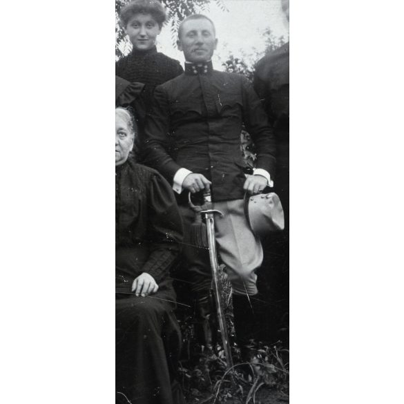 Úri társaság az udvaron, katonatiszt karddal, egyenruha, 1890-es évek, Eredeti kabinetfotó.  