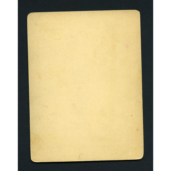 Úri társaság az udvaron, katonatiszt karddal, egyenruha, 1890-es évek, Eredeti kabinetfotó.  