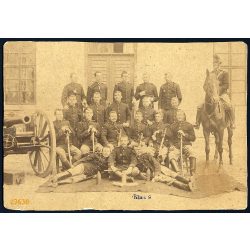   K.u.K. magyar katonák ágyúval, karddal, töltényekkel, tiszt lóháton, tüzér, fegyver, 1890-es (?) évek, Eredeti nagyméretű kartonra kasírozott fotó.  