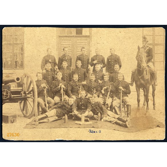 K.u.K. magyar katonák ágyúval, karddal, töltényekkel, tiszt lóháton, tüzér, fegyver, 1890-es (?) évek, Eredeti nagyméretű kartonra kasírozott fotó.  