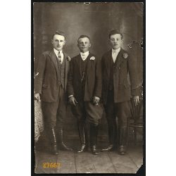   Hajdúnánás, 1920-as évek, apa, módos gazda fiaival ünneplőben, csizmában, Eredeti fotó, szélein, hátoldalán sérült papírkép.   
