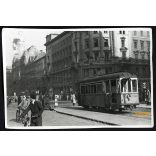 Forradalom, szétlőtt villamos a Blaha Lujza téren, Budapest, kerékpár, jármű, közlekedés, 1956, 1950-es évek, Eredeti fotó, papírkép.   