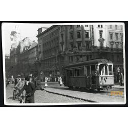   Forradalom, szétlőtt villamos a Blaha Lujza téren, Budapest, kerékpár, jármű, közlekedés, 1956, 1950-es évek, Eredeti fotó, papírkép.   