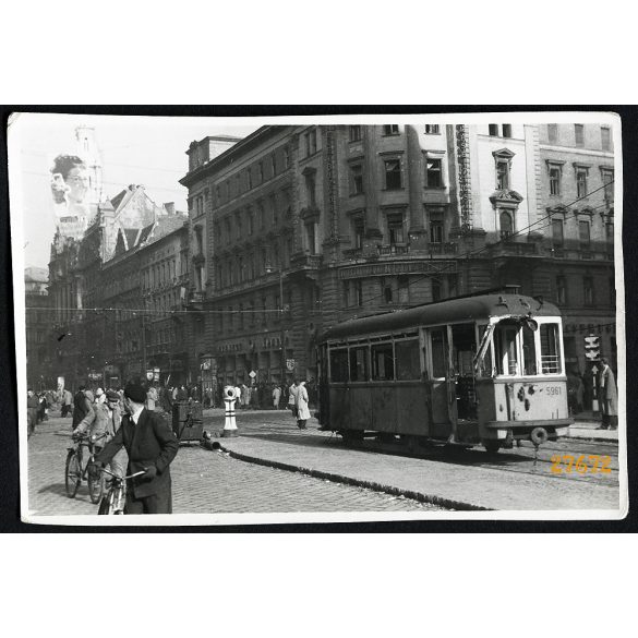 Forradalom, szétlőtt villamos a Blaha Lujza téren, Budapest, kerékpár, jármű, közlekedés, 1956, 1950-es évek, Eredeti fotó, papírkép.   