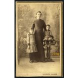 Hegedűs műterem, Szentes, egyházfi, pap, egyházi méltóság elegáns gyerekekkel, festett háttér, 1880-as éves, Eredeti CDV, vizitkártya fotó.