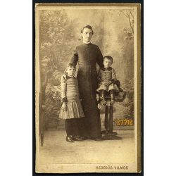   Hegedűs műterem, Szentes, egyházfi, pap, egyházi méltóság elegáns gyerekekkel, festett háttér, 1880-as éves, Eredeti CDV, vizitkártya fotó.