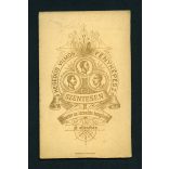 Hegedűs műterem, Szentes, egyházfi, pap, egyházi méltóság elegáns gyerekekkel, festett háttér, 1880-as éves, Eredeti CDV, vizitkártya fotó.