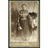 Erdélyi műterem, Tótkomlós (Nagylak), fiatal nő szlovák (?) népviseletben, portré, 1890-es évek, Eredeti kabinetfotó. 