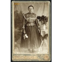   Erdélyi műterem, Tótkomlós (Nagylak), fiatal nő szlovák (?) népviseletben, portré, 1890-es évek, Eredeti kabinetfotó. 