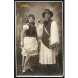 Fiatal pár magyaros ruhában, magyar címer, 1920-as évek, Eredeti fotó, papírkép.  
