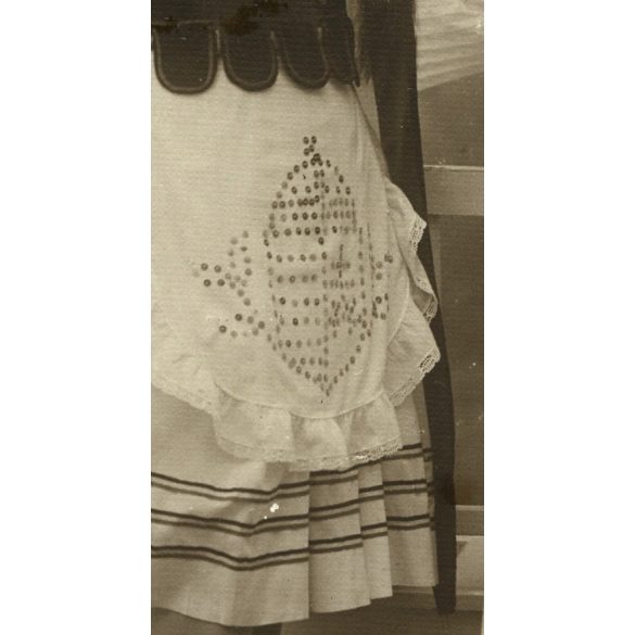 Fiatal pár magyaros ruhában, magyar címer, 1920-as évek, Eredeti fotó, papírkép.  