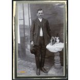 Ismeretlen alkalmi műterem, parasztember bibliával, ünneplőben, csizmában, festett háttér, portré, 1890-es évek, Eredeti kabinetfotó, szélei sérültek.. 