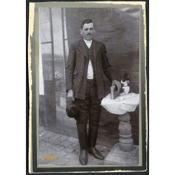   Ismeretlen alkalmi műterem, parasztember bibliával, ünneplőben, csizmában, festett háttér, portré, 1890-es évek, Eredeti kabinetfotó, szélei sérültek.. 