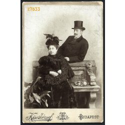  Kiss műterem, Budapest, elegáns házaspár padon, kalap, cilinder, portré, 1890-es évek, Eredeti kabinetfotó.  