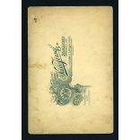 Kiss műterem, Budapest, elegáns házaspár padon, kalap, cilinder, portré, 1890-es évek, Eredeti kabinetfotó.  