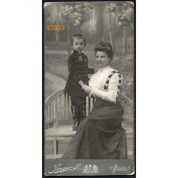   Singer műterem, Zombor, Vajdaság, kisfiú magyaros ruhában, elegáns édesanyjával,  portré, festett háttér, 1890-es évek, Eredeti nagyméretű (!) kabinetfotó. 