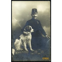   Magyar férfi, katona (?) egyenruhában, érdemrenddel, kutyával, bajusszal, 1910-es évek, Eredeti fotó, papírkép, középen törésnyommal.   