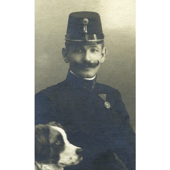 Magyar férfi, katona (?) egyenruhában, érdemrenddel, kutyával, bajusszal, 1910-es évek, Eredeti fotó, papírkép, középen törésnyommal.   