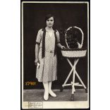 Szabó műterem, Czecze (Cece),  hölgy modern pöttyös ruhában, virág, 1920-as évek, Eredeti fotó, papírkép, 