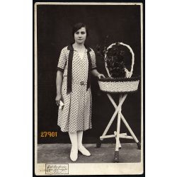   Szabó műterem, Czecze (Cece),  hölgy modern pöttyös ruhában, virág, 1920-as évek, Eredeti fotó, papírkép, 