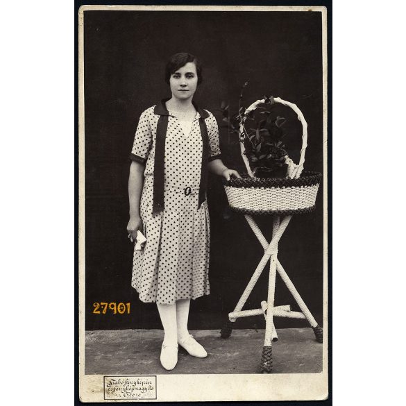 Szabó műterem, Czecze (Cece),  hölgy modern pöttyös ruhában, virág, 1920-as évek, Eredeti fotó, papírkép, 