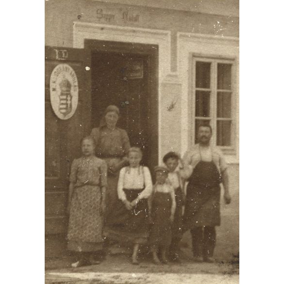 Supper Rudolf kereskedő üzlete, háza és családja. 1900-as évek, Eredeti kartonra kasírozott fotó.