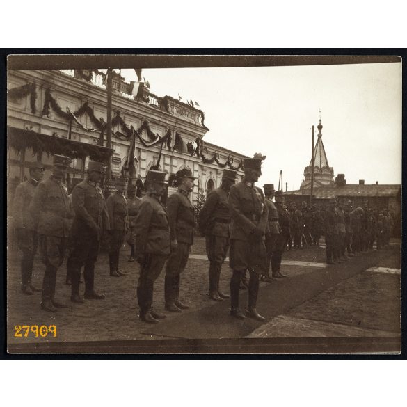 Magyar tisztek, K.u.K. tábornokok Wladimir Wolynsk-ban, egyenruha, ünnep, magyar zászló, 1. világháború, keleti front, 1910-es évek, Eredeti fotó, papírkép.