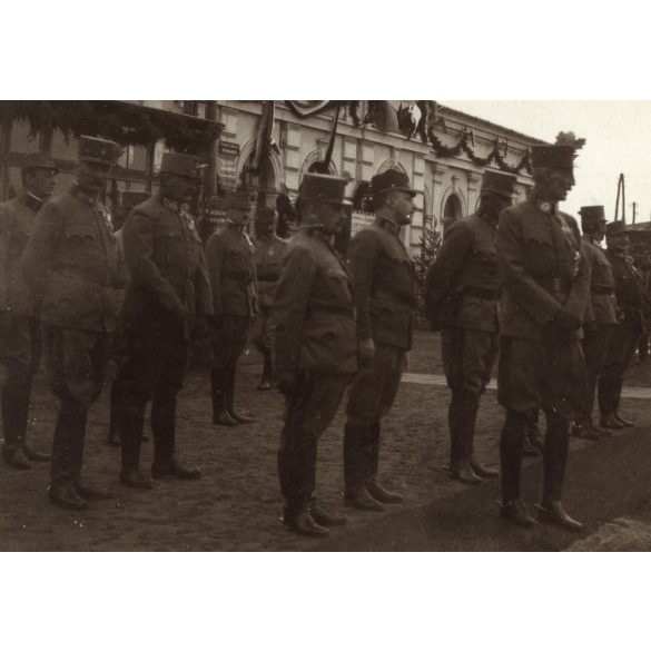 Magyar tisztek, K.u.K. tábornokok Wladimir Wolynsk-ban, egyenruha, ünnep, magyar zászló, 1. világháború, keleti front, 1910-es évek, Eredeti fotó, papírkép.