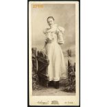 Aichinger műterem, Magyaróvár, fiatal hölgy a kiskapuban, portré, különös díszlet, 1890-es évek, Eredeti kabinetfotó.   