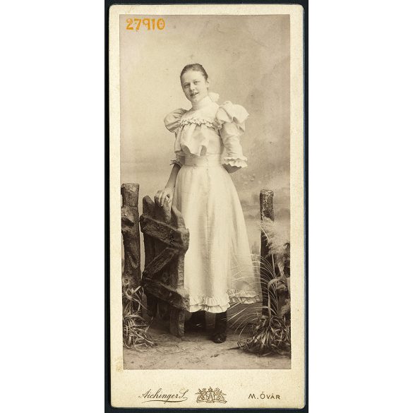 Aichinger műterem, Magyaróvár, fiatal hölgy a kiskapuban, portré, különös díszlet, 1890-es évek, Eredeti kabinetfotó.   
