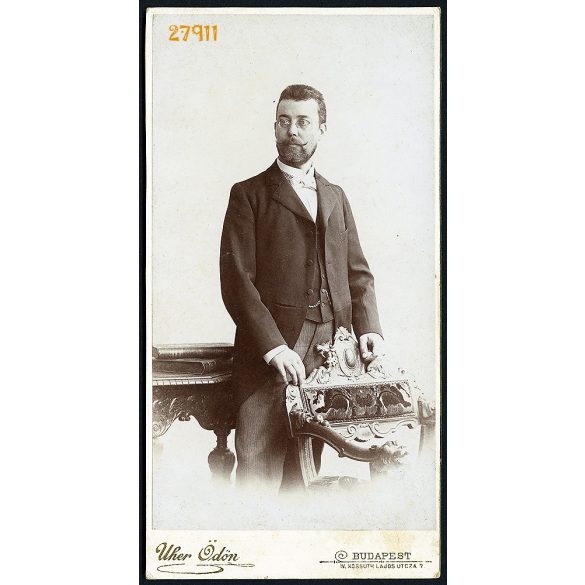 Uher műterem, Budapest, elegáns szakállas férfi portréja, szemüveg, óralánc, 1890-es évek, Eredeti kabinetfotó.  