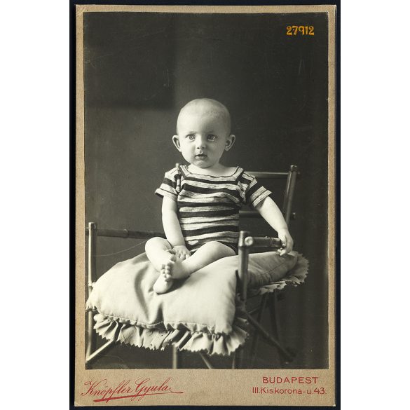 Knöpfler műterem, Budapest, gyerek, kisfiú széken, csíkos ruhában, portré, 1900-as évek, Eredeti kabinetfotó. 