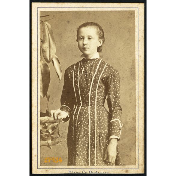 Klösz György műterme, Budapest, Lisztl Irma portréja, fiatal lány, 1870-es évek, Eredeti CDV, vizitkártya fotó.  