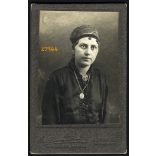 Özv. Bienenfeldné gyorsfényképészeti műterme, Budapest, Városliget, csinos hölgy medállal, portré, 1900-as évek, Eredeti CDV, vizitkártya fotó, hátlapon a műterem rajza.  