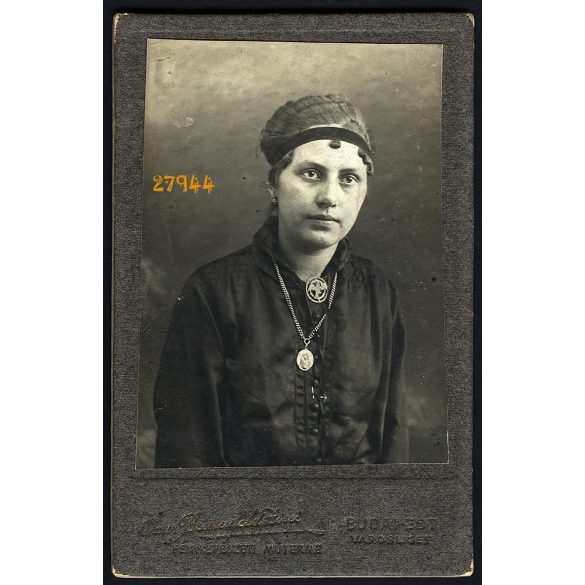 Özv. Bienenfeldné gyorsfényképészeti műterme, Budapest, Városliget, csinos hölgy medállal, portré, 1900-as évek, Eredeti CDV, vizitkártya fotó, hátlapon a műterem rajza.  
