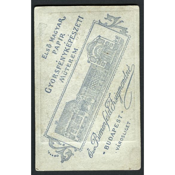 Özv. Bienenfeldné gyorsfényképészeti műterme, Budapest, Városliget, csinos hölgy medállal, portré, 1900-as évek, Eredeti CDV, vizitkártya fotó, hátlapon a műterem rajza.  